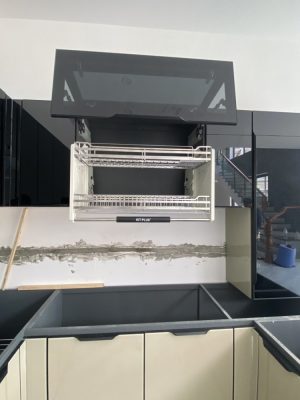 z5518385460235 1c33f7523b0df2df4003081b351a5976 - TỦ BẾP INOX CÁNH KÍNH TỦ TRÊN