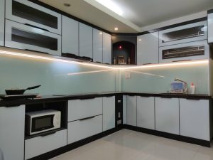 z5518389015319 74f3a6634744f5d3f9c3cba8ffc77603 - TỦ BẾP INOX CÁNH KÍNH