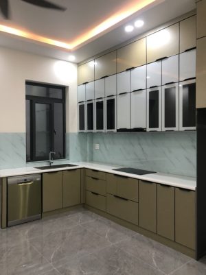 z5518389513005 fea72a9f3e90128d5085c3559bce1bb9 - TỦ BẾP INOX CÁNH KÍNH