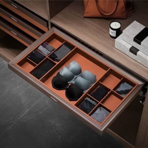 Ngan keo dung do co chia o khong deu lam bang nhom boc da Garis GW07R 3 e1655862957676 600x600 1 - Ngăn kéo đựng đồ có chia ô bọc da cao cấp Garis GW08.6R