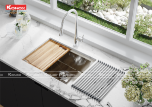 chau rua bat inox undermount series kn6046su voi rua bat rut day kn1902 13 800x565 1 1 - Undermount sink KN6046SUSiphon, thớt gỗ, roll mat KONOX