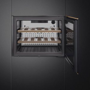 cvi618rwnr2 12 700x crop center - TỦ RƯỢU ÂM SMEG, MÀU ĐEN, 60CM, DOLCE STIL NOVO, MẶT KÍNH, VỊ TRÍ BẢN LỀ: BÊN PHẢI CVI618RWNR2 535.14.381