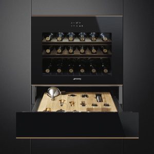 cvi618rwnr2 14 700x crop center - TỦ RƯỢU ÂM SMEG, MÀU ĐEN, 60CM, DOLCE STIL NOVO, MẶT KÍNH, VỊ TRÍ BẢN LỀ: BÊN PHẢI CVI618RWNR2 535.14.381