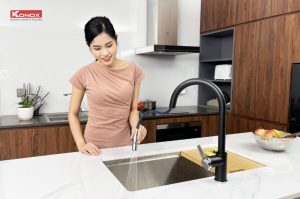 e8d02ecbf9ba38e461ab - VÒI RỬA BÁT KONOX DÂY RÚT ALTO BLACK