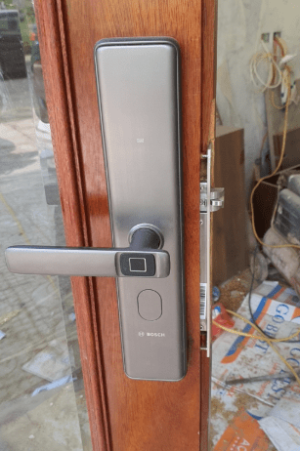 khoa van tay bosch id 30bkb 8 1 - KHÓA CỬA ĐIỆN TỬ BOSCH ID 30BKB MÀU ĐEN