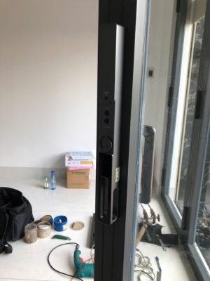 khoa van tay kassler kl 599 cnc 01 black 3 - Khóa vân tay cửa nhôm Kassler KL-599 CNC-01 BLACK APP, Face ID tiêu chuẩn Đức