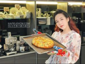 z3241883887330 3127528f5a5a924337e3e2730d5b06fd - Lò nướng lắp âm Hafele HO-K60B (534.05.581) 65 lít