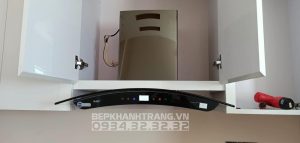 z3261083458331 775d3c2a6f09ae6ac40a6a4c76ef3e36 1 - Máy hút mùi bếp kính cong cảm ứng 7 tấc KAFF KF-GB702