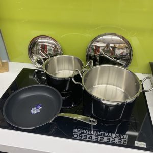 z3363324965974 7295ff5281f7f819ed4cd1d65fe3b278 scaled 1 - Bộ nồi chảo màu đỏ Hafele 531.08.042