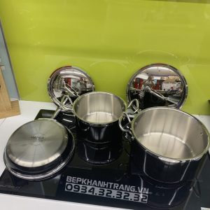 z3363324986299 8dd778be186c06b2657fe75bbeb2b429 scaled 1 - Bộ nồi chảo màu đỏ Hafele 531.08.042