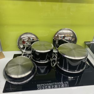 z3363325079572 a13a31a6360116c2d361fa212e44c99b scaled 1 - Bộ nồi chảo màu đỏ Hafele 531.08.042