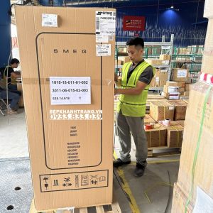 z3772664512948 a5a1920cfc4c73682f2ddd29b4547561 scaled 1 - TỦ LẠNH SMEG, CỬA ĐƠN, ĐỘC LẬP, CỬA MỞ PHẢI, MÀU ĐỎ, 50’S STYLE FAB28RRD3 536.14.237