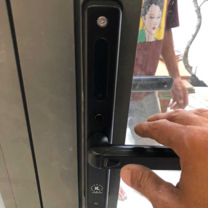 khoa van tay kassler kl 599 slide black app 2 - Khóa vân tay cửa nhôm Kassler KL-599 SLIDE BLACK APP tiêu chuẩn Đức Khóa vân tay cửa nhôm Kassler KL-599 SLIDE BLACK APP tiêu chuẩn Đức