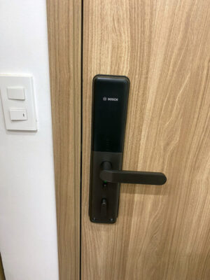 Khoa cua thong minh Bosch tay gat 1 - KHÓA VÂN TAY BOSCH ID60 AMBER GOLD APP Khoa cua thong minh Bosch tay gat 1 - KHÓA VÂN TAY BOSCH ID60 AMBER GOLD APP