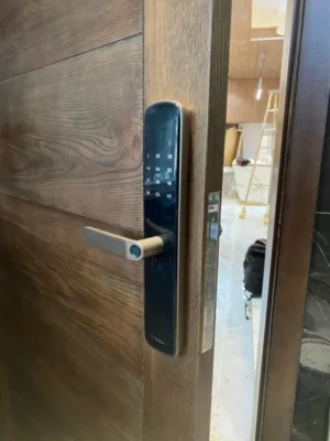 Khoa van tay Bosch lap cua go 1 - KHÓA VÂN TAY BOSCH ID60 AMBER GOLD APP Khoa van tay Bosch lap cua go 1 - KHÓA VÂN TAY BOSCH ID60 AMBER GOLD APP