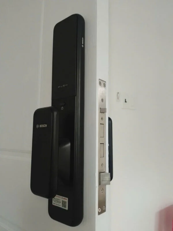 khoa dien tu cua go bosch EL600 EU 600x800 2 - KHÓA VÂN TAY BOSCH EL600 BLACK khoa dien tu cua go bosch EL600 EU 600x800 2 - KHÓA VÂN TAY BOSCH EL600 BLACK