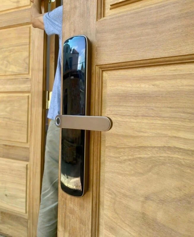 z4611584071428 726895e59f35757b37e1ed97b66b3e2b 654x800 1 - KHÓA VÂN TAY BOSCH ID60 AMBER GOLD APP KHÓA VÂN TAY BOSCH ID60 AMBER GOLD APP